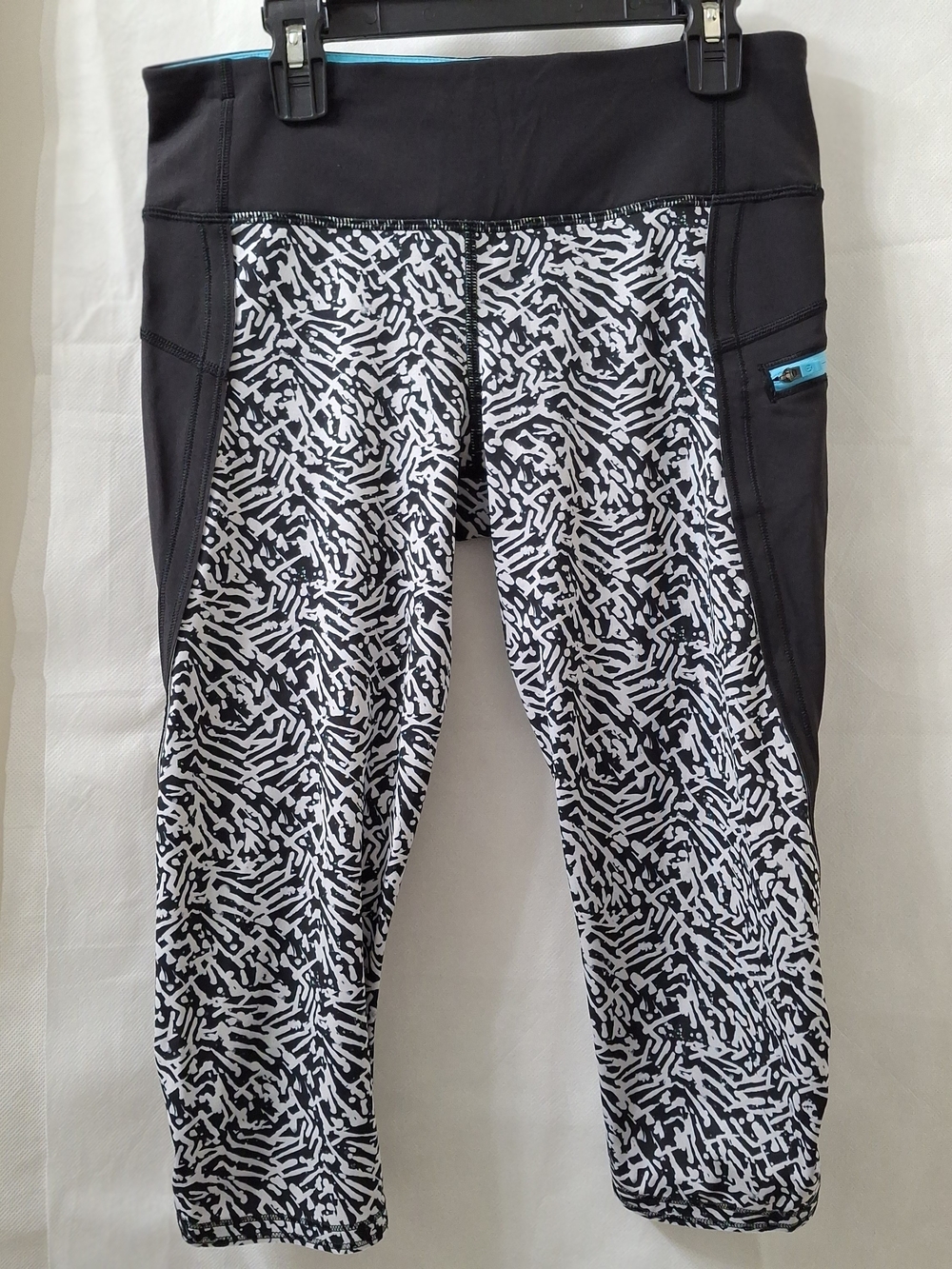 Lululemon Run Top Speed Zebra Print Black Capris with Bright Aqua Waistband